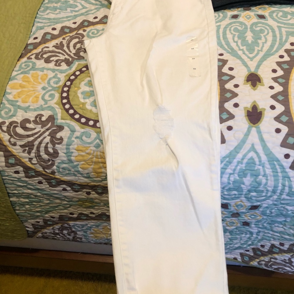 Size 10/30 white distressed gap jeans. NWT